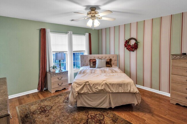 Building Photo - 3 bedroom furnished rental in Goose Creek - Fenced yard and great location