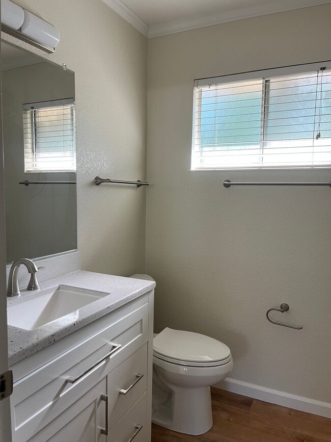 Building Photo - 2 bedroom/1.5 bath townhome with new kitch...