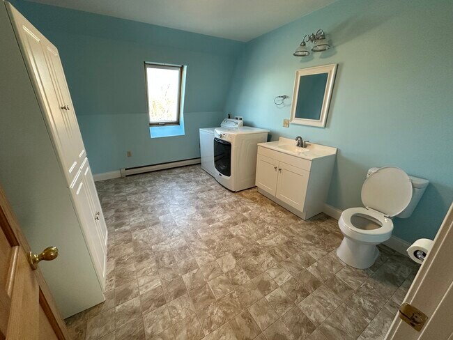 Building Photo - 524 W River Rd