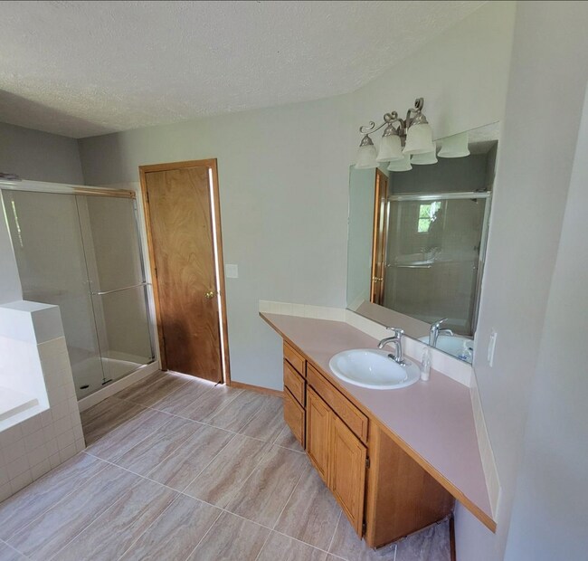Master bathroom - 4311 E 41st Ave