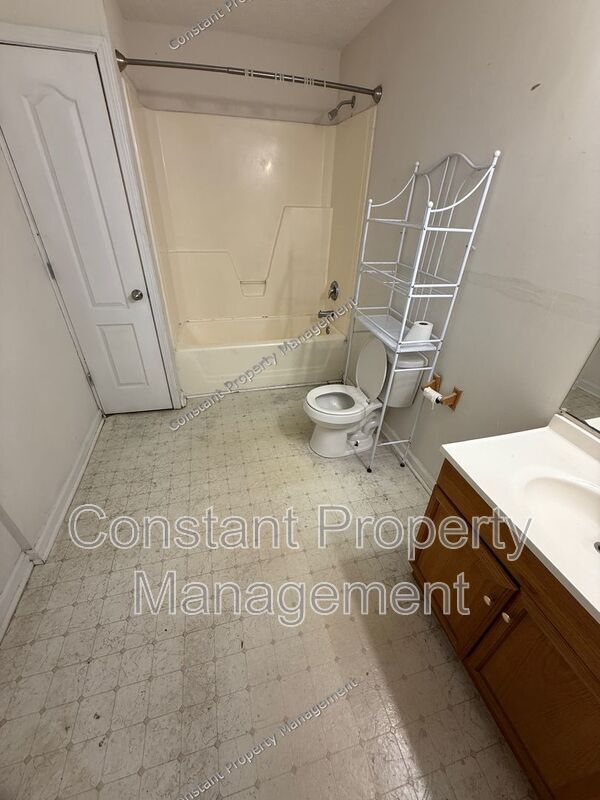 Building Photo - 1166 Bond St