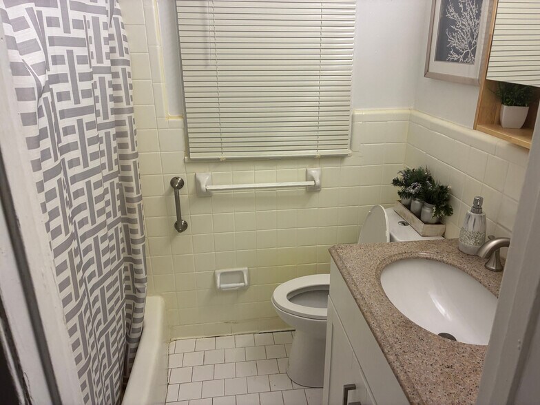 Building Photo - Room in House on Santa Barbara Dr NW