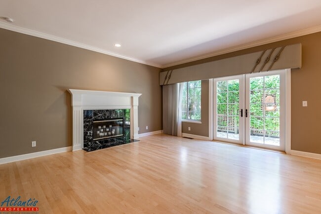 Building Photo - Gorgeous Townhouse | Hardwood Flooring | A/C