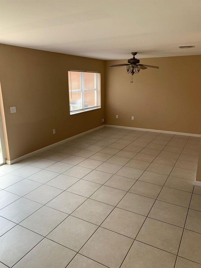 Building Photo - 2400 NW 98th Ln