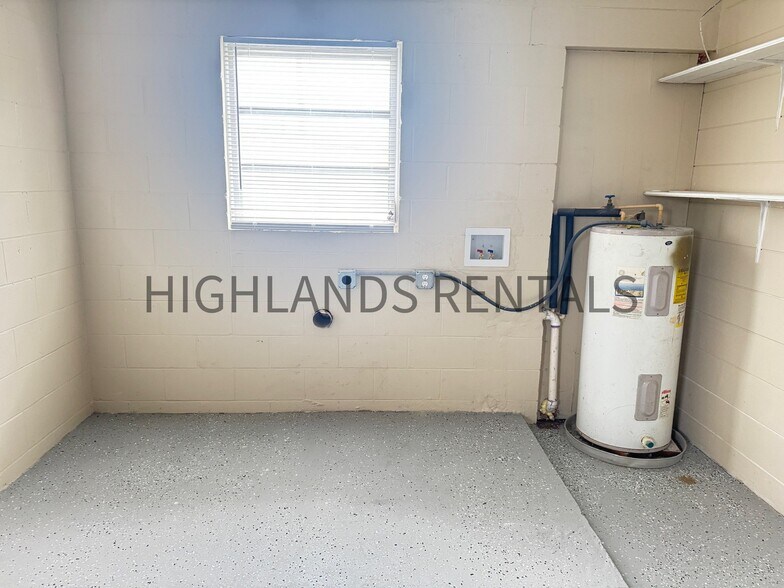 Building Photo - 1613 Hitakee Ave