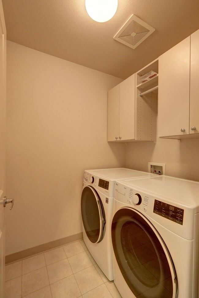 Building Photo - Gorgeous 3BR 2.5BA Issaquah Town Home Avai...