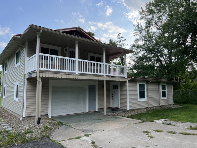 Building Photo - 3883 Bushey Ave
