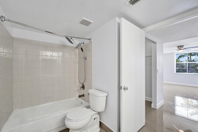 Building Photo - 1450 SE 3rd Ave