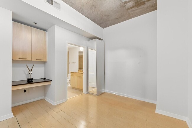 Building Photo - Sought After Realm Residences!