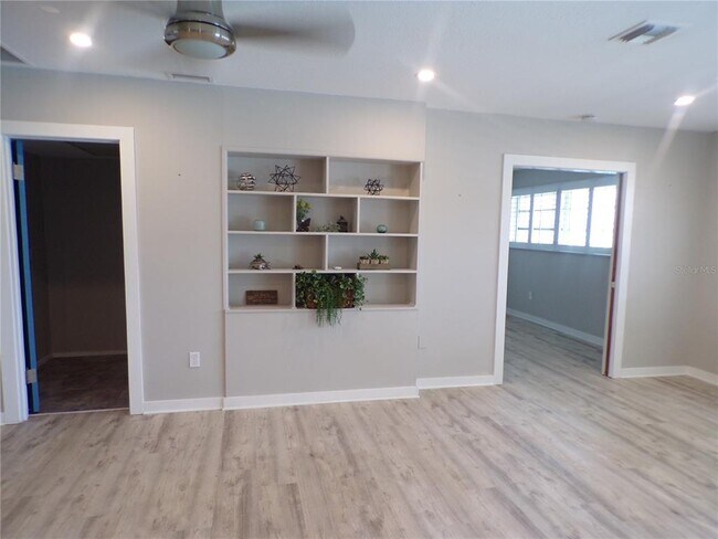 Building Photo - 2310 Palm Tree Dr