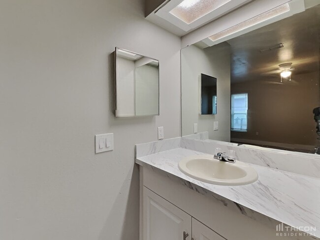 Building Photo - 6623 Freeport Dr