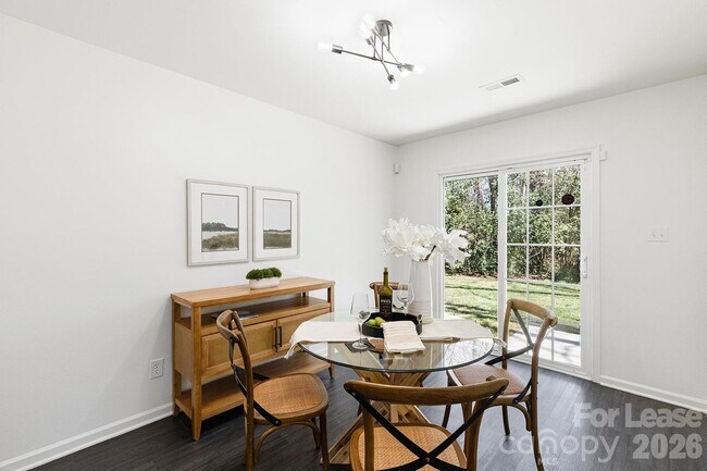 Building Photo - 913 Tennyson Dr