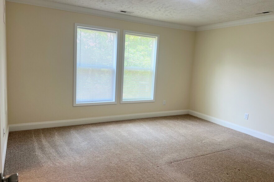 Building Photo - 1585 Country Club Dr
