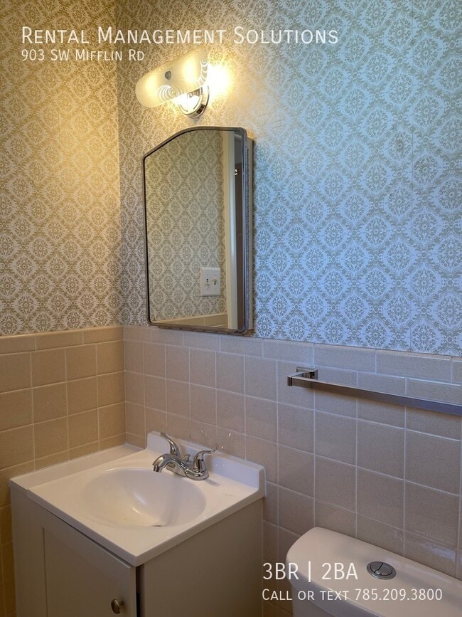 Building Photo - *RETRO KITCHEN & HUGE BASEMENT* 903 SW Mif...