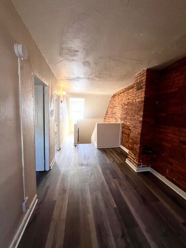 Building Photo - 253 N Mulberry St