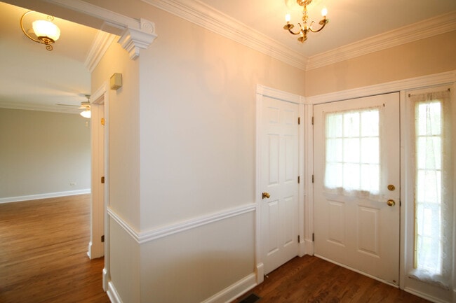 Building Photo - 648 W Parkside Dr