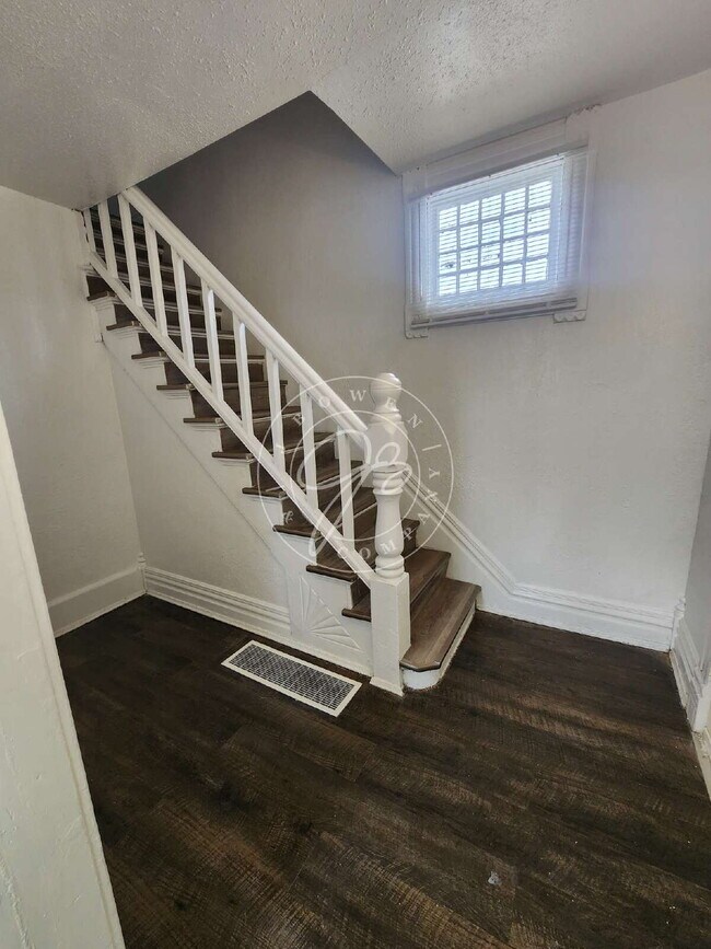 Building Photo - 4 bed 2 bath home with over 1600 Sq Feet!