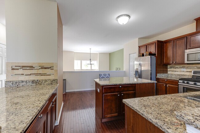 Building Photo - 533 Plaza Pl