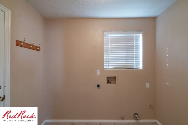 Building Photo - Pet Friendly - 4 Bed 2 Bath for rent in St. George