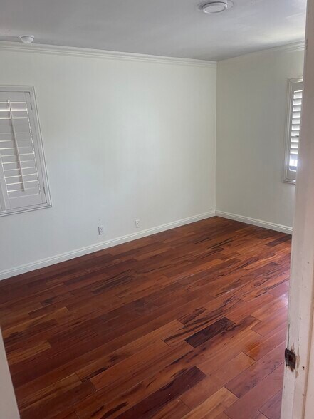 Building Photo - 14623 Roxton Ave