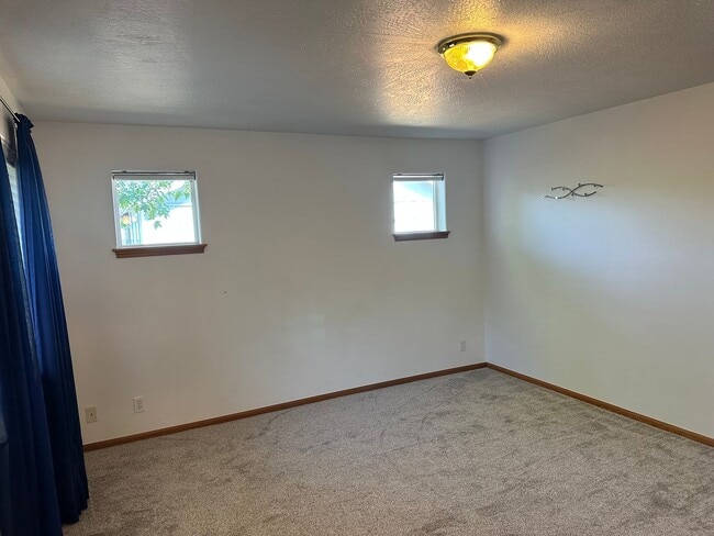 Building Photo - Beautifully updated 3 bedroom 2 bath house...