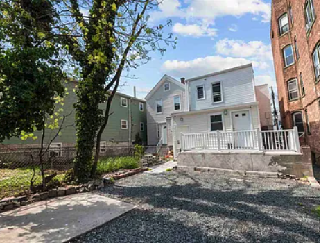 Building Photo - 84 Neptune Ave