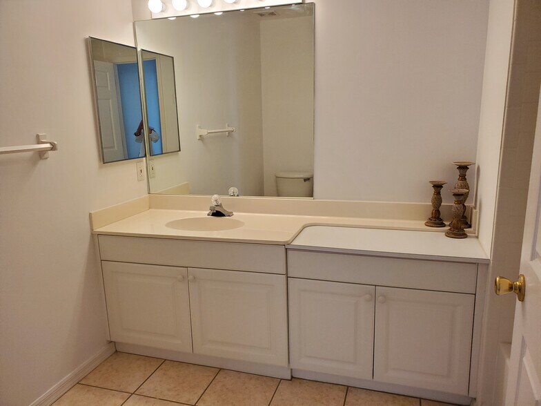 Building Photo - 4202 Central Sarasota Pky