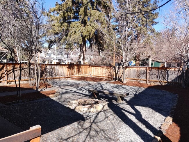 Building Photo - NW Bend 3x2 single-story hidden gem with huge fenced yard!