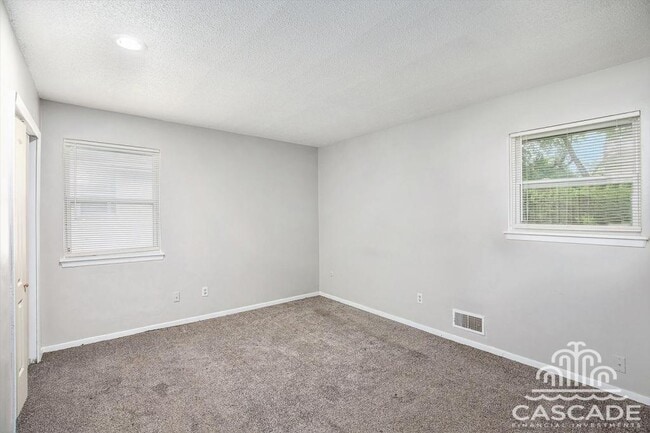 Building Photo - 220 N Oak Dr