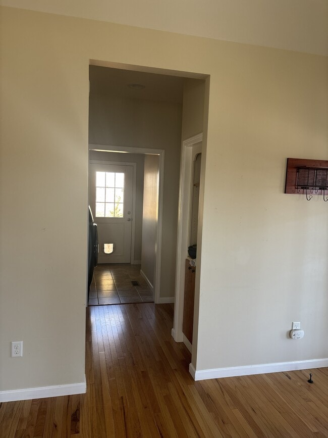 Building Photo - 477 Probart St