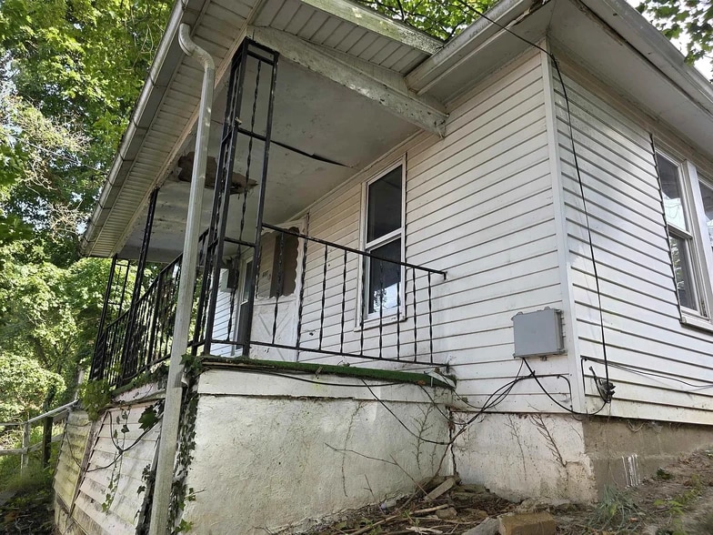 Primary Photo - 607 East Ave