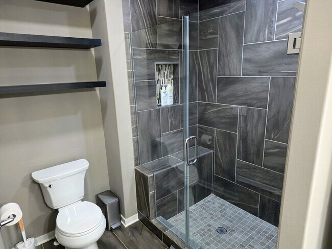 Building Photo - 482 NE Westgate Dr