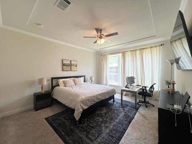 Building Photo - 5 Bed | 5 Bath | 3-Car Garage | 4,054 Sq f...