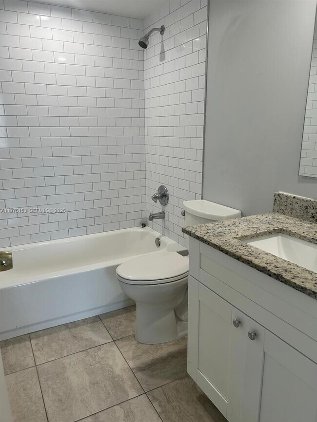 Building Photo - 802 Twin Lakes Dr