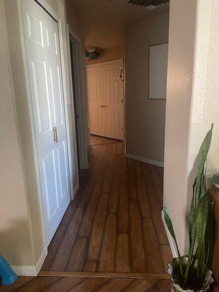Building Photo - 273 1/2 W Hanover Cir
