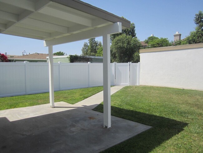 Building Photo - Immaculate 2 Bedroom Loma Linda Duplex