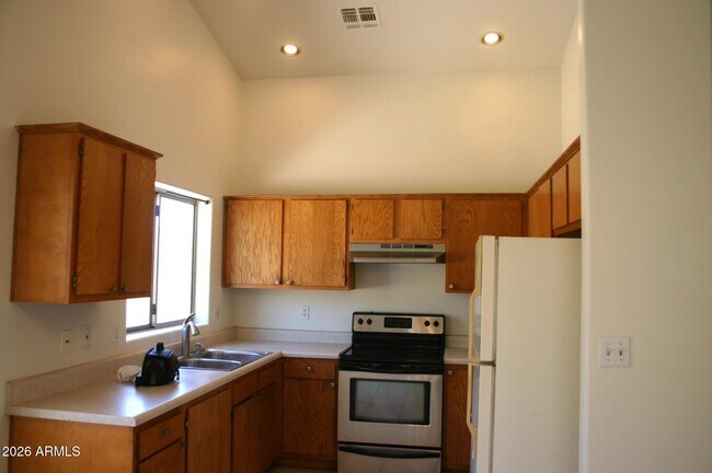Building Photo - 516 E Vogel Ave