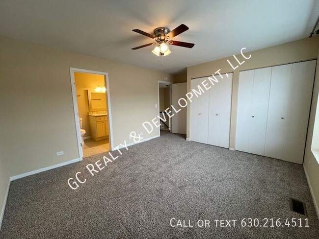 Building Photo - ** 3 BEDROOM / 2.5 BATH / END UNIT / SS AP...