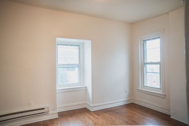 Building Photo - 622 W Chew St