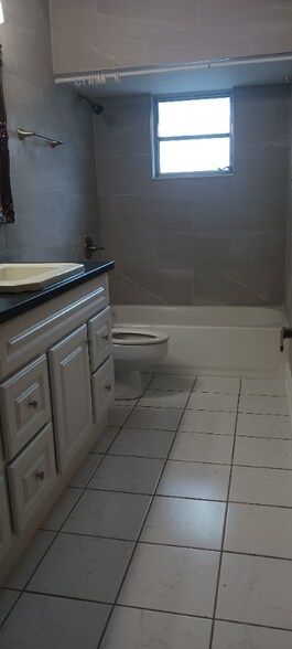 Building Photo - 2456 Broadvue Ave