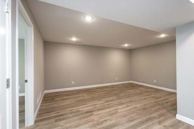 Building Photo - 25 Poplar Hill Dr