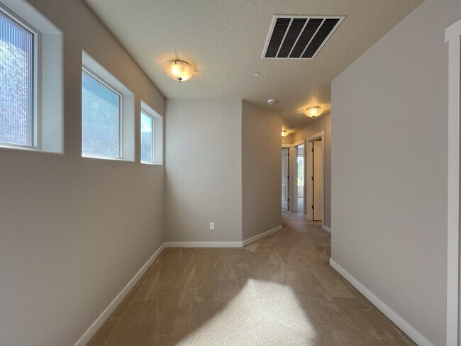 Building Photo - Modern 4-Bedroom End Unit with Community A...