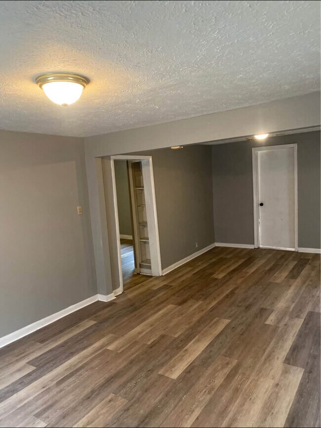 Building Photo - 307 Cude St