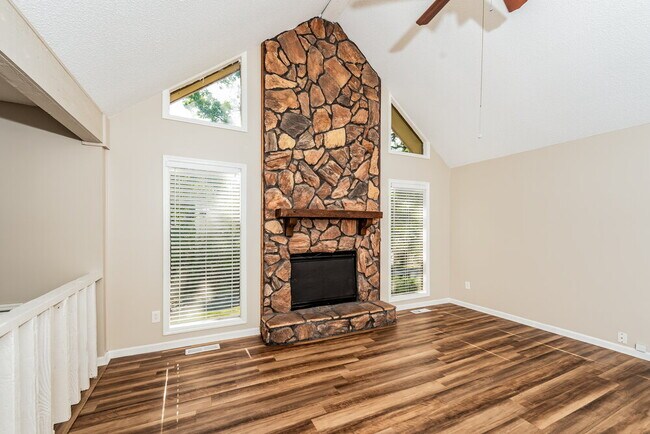 Building Photo - 5823 Willow Crest Dr