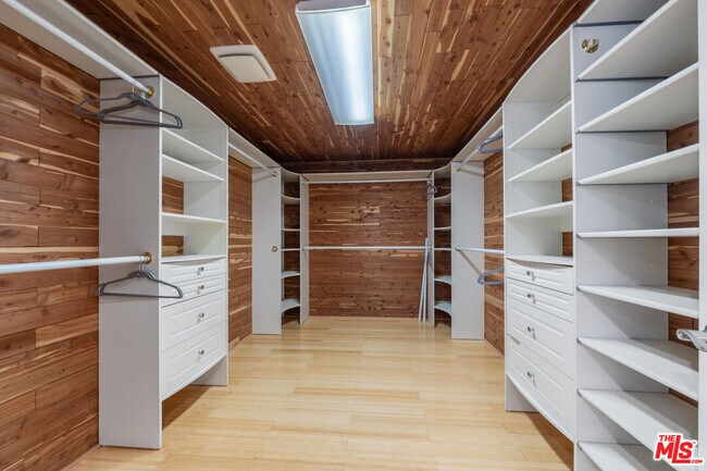 Building Photo - 9305 Beverlycrest Dr