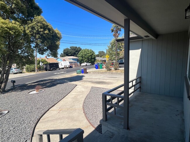 Building Photo - Renovated 2-Bedroom Home in El Sobrante wi...