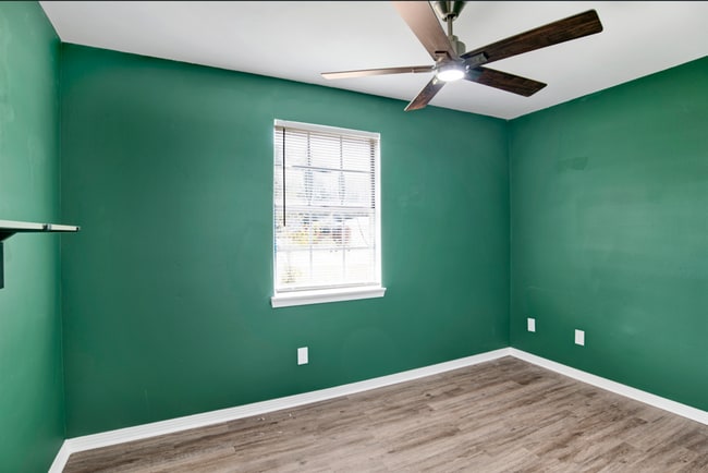 Building Photo - 4 Bed Home with Large Yard