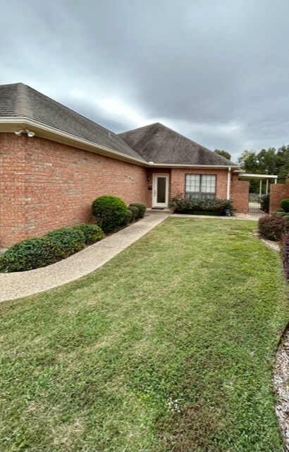 Font lawn and shrub landscaping included in rent - 806 Torribrooke Ln