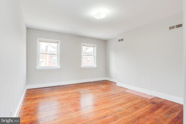 Building Photo - 1731 E Lombard St
