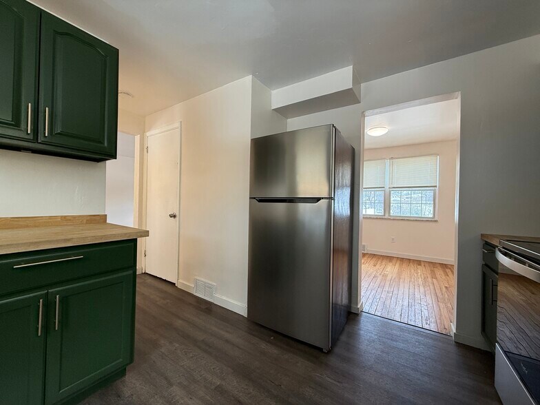 Building Photo - 156 Forest Hills Plz